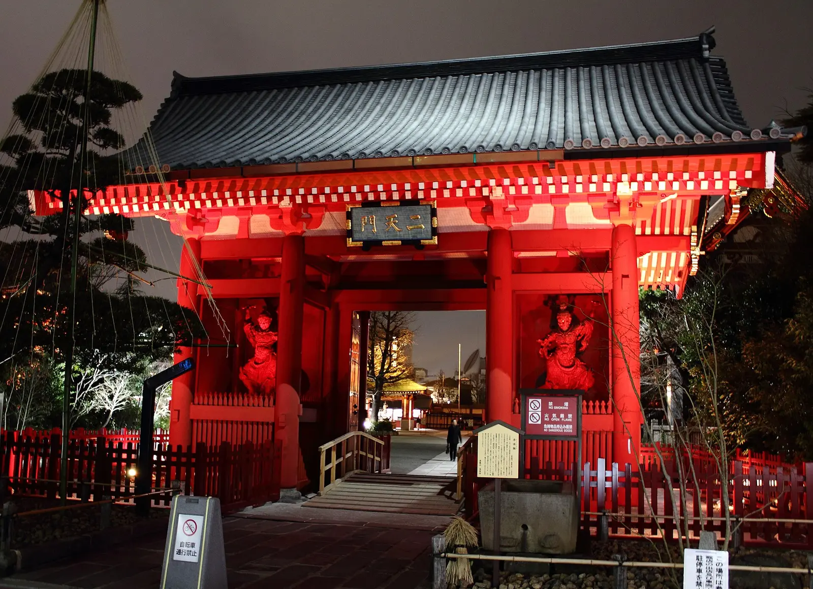 夜晚亮灯的东京浅草寺
